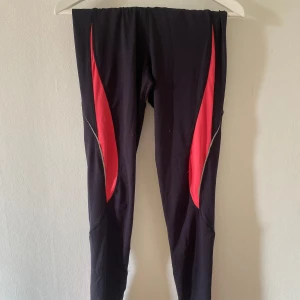 Tränings tights  - Tränings tights med snöre i midjan och smart ficka där bak. Storlek M. 