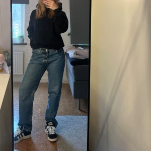 Levi’s 501 Jeans - Jeans från Levi’s. Lite osäker på storlek och modell då lappen i inte är kvar men jag är en S normalt och skulle säga att dom sitter som en L på mig. Inte använda mer än 2 gånger. Jag är 162cm