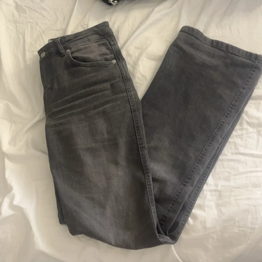 Säljer dessa grå lågmidjade jeans dom är typ helt nya köpte för 400 pris kan diskuteras . Jeans & Byxor.
