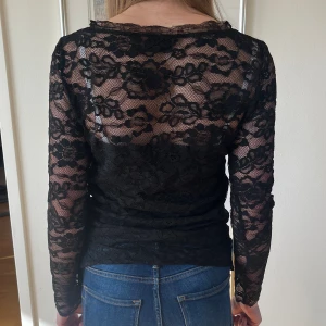 Spetströja - Här säljer vi en snygg spetströja som passa bra till fest eller till vardags! 