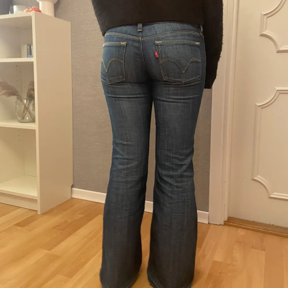 Säljer dessa as snygga jeans💕 storlek Xs modell (booty flare fit) innerben: 77cm Skriv gärna frågor💕💕 och pris kan diskuteras💕💕. Jeans & Byxor.