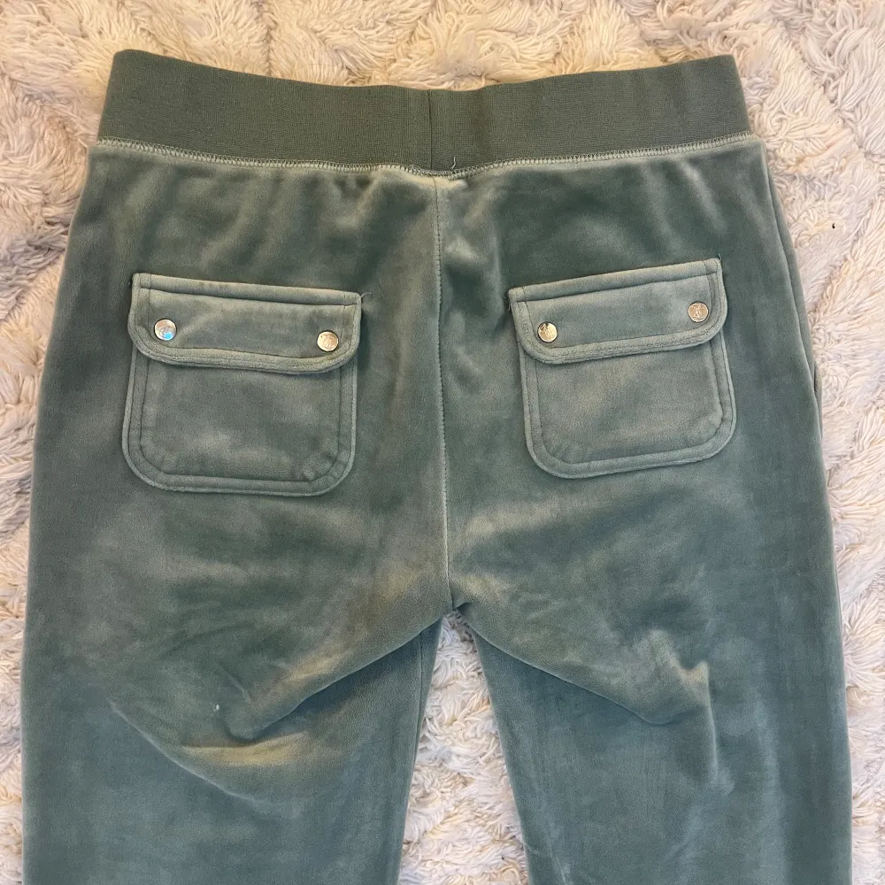 Säljer nu mina juicy couture byxor i färgen chinos green. 🙌🏼storlek S. I superbra skick och endast använda 2-3 gånger. Köparen står för frakten! (Första bilden är lånad). Jeans & Byxor.