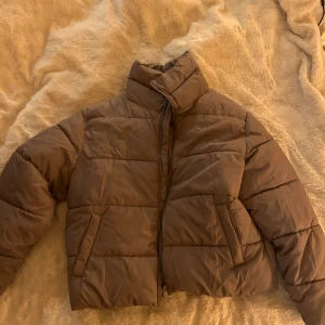 Dunjacka  - Beige superfin dun jacka till våren  Puffig och passar både tjejer och killar  Storlek M 
