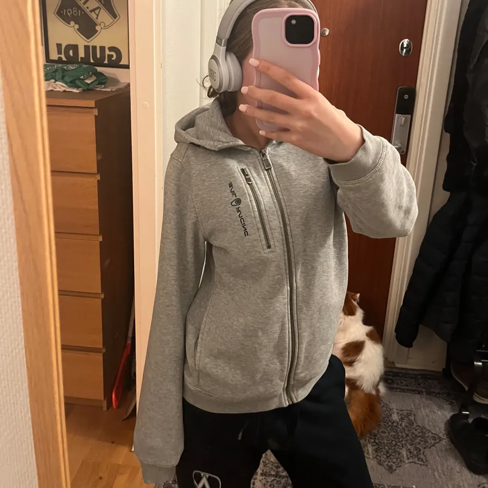 Säljer denna sail racing hoodie, storlek xxs, super bra skick men används bara inte längre!⭐️⭐️. Hoodies.