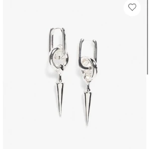 Kappahl örhängen  - Jätte fina örhängen men anväder ej dem då jag fick ett Maria örhänge, använt 3-4 gånger så fina 