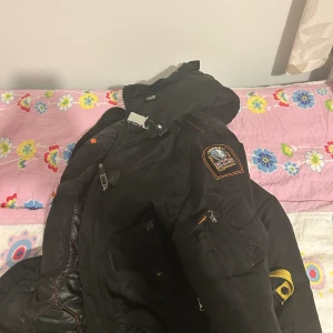 Parajumper jacka. - Jag säljer en parajumper jacka på grund av att jag inte använder den. Den är i nytt skick och den är använd på bra sätt. Funkar väldigt bra för vintern och hösten. Köpt för sitt ordinarie pris 9800 för något år sen.