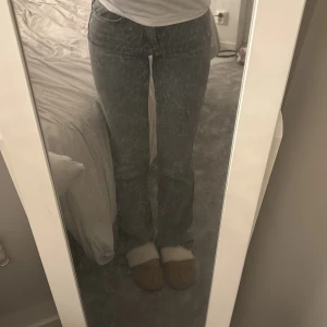 grå bootcut jeans - Bootcut midwaist jeans i grå tvätt från gina. Superfina och långa i längden på mig som är 170. De har dock blivit för små, därav säljer jag. Använd några gånger men inget som syns förutom längst ner då det är lite slitningar. Nypris 599.
