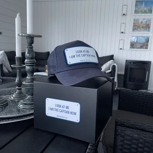 John Hatter Keps - ”LOOK AT ME IM THE CAPTAIN NOW”. Grisch eller? Tänk denna på en sommardag.😍 Iallafall gott skick inga defekter och allt OG medföljer👌🏽