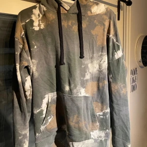  Luvtröja  -  Denna luvtröja är Färg kombinerat med vita detaljer bruna detaljer och stor del grön denna lutning är använd ca sex gånger hoppas att denna har kommit till användning hos någon annan;)