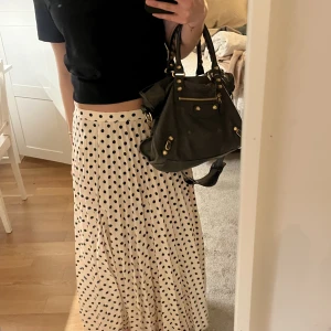 Långkjol - Så fin, prickig långkjol från mango som passar perfekt i sommar👌🏽