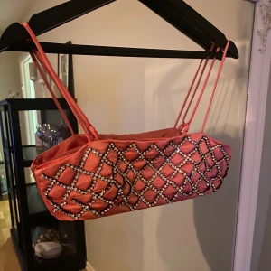 Fest topp! - Kort rosa topp med stenar