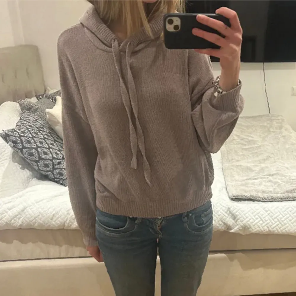 As skön och snygg stickad hoodie från H&M, skulle säga färgen är brun/beige/lila? (Första två bilderna är från tidigare ägare) 🥰🙌🏼 bara höra av om ni har någon fråga . Stickat.
