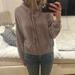 As skön och snygg stickad hoodie från H&M, skulle säga färgen är brun/beige/lila? (Första två bilderna är från tidigare ägare) 🥰🙌🏼 bara höra av om ni har någon fråga 