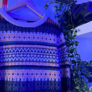 Stickad tröja  - Använd få gånger och i ny skick 