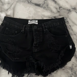 ONEteaspoon shorts svart - Svarta ONEteaspoon shorts som är för små för mig.   Shortsen är i storlek 25 och passar S  skulle jag tro. Midjemåttet på shortsen är 38 cm❤️