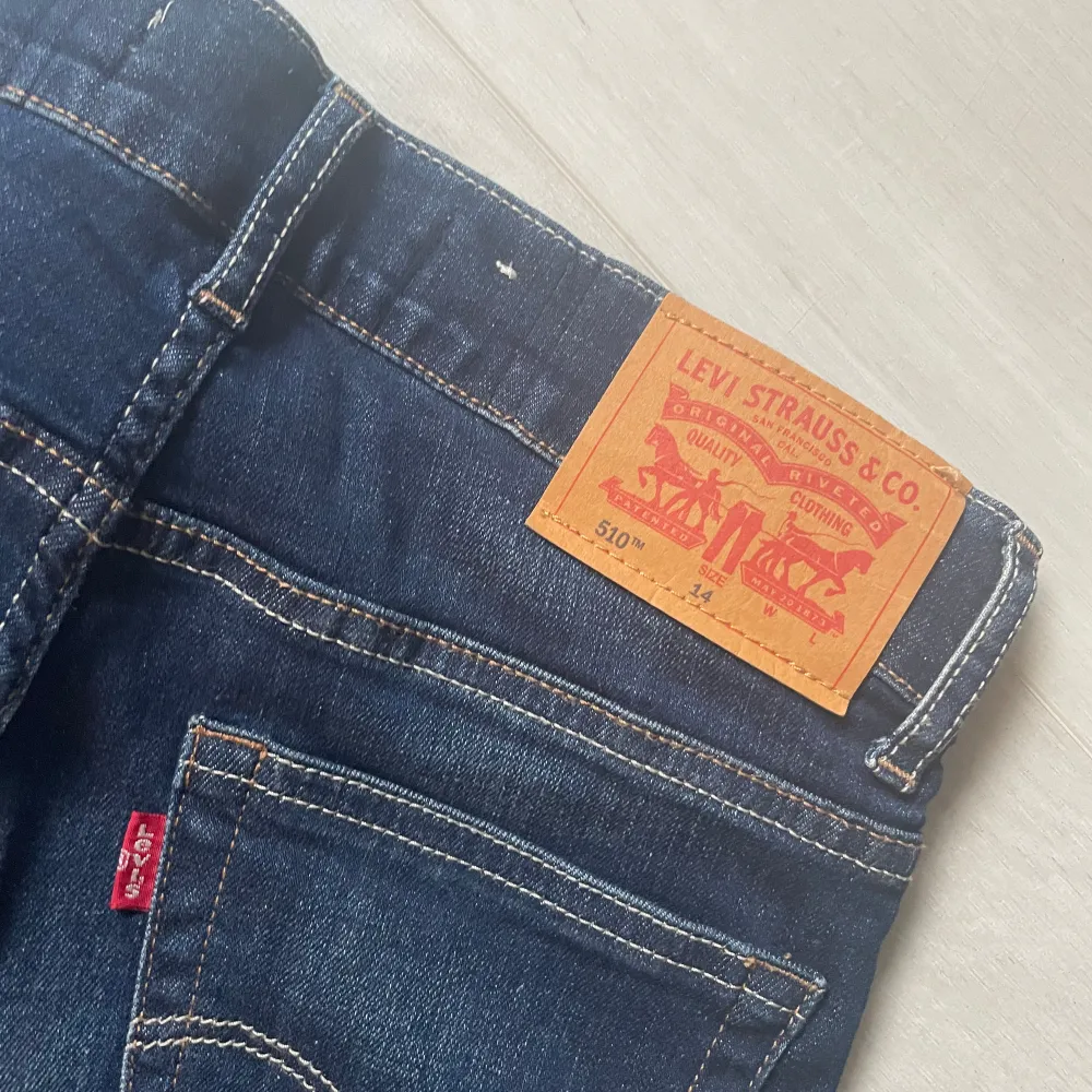 Säljer ett par Levis jeans som är straight/skinny. Blir fina i längden om man är mellan 160-165. Inga egna bilder . Jeans & Byxor.