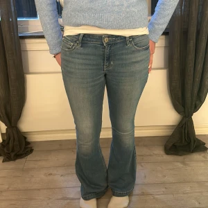 Hollister jeans - Säljer ett par hollister jeans som är köpt här på Plick, inte använd av mig, lite uppslitna där nere men annars inga skador