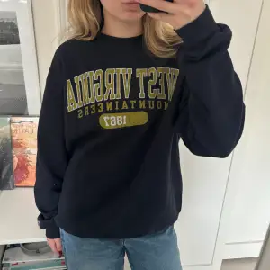 Säljer min Champion sweatshirt i en marinblå färg och gult tryck 💙