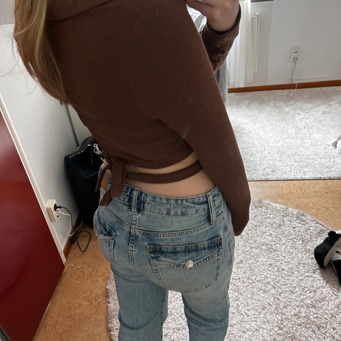 Fin brun tröja med band