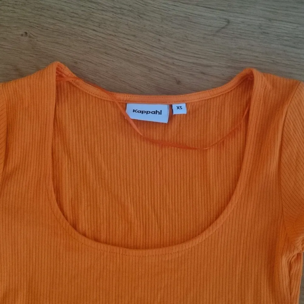 Ny oanvänd T-shirt storlek xs inköpt på Kappahl  Elastan och viskos. T-shirts.