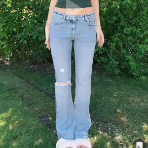 Snygga jeans från Young Gina Iza and elle collektion. Sitter sjukt snyggt, storlek 158 passar mig som är 163💗