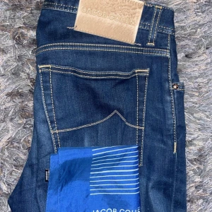 Jacob Cohen Jeans  - Mycket bra skick helt utan defekter! Modellen är ”bard” och ett nypris på 4999kr! Hör av er vid frågor & funderingar🤝