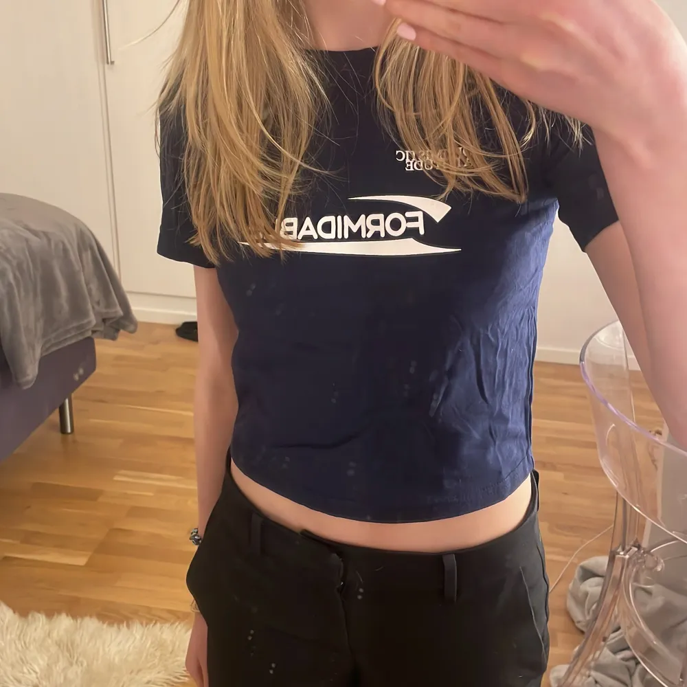 Säljer min mini t-shirt från DAZY då den aldrig kommit till användning. Tröjan är därför  i perfekt skick.. Toppar.