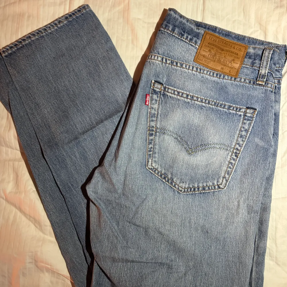 Säljer dessa levis jeans i modellen 502 i storleken W32 L32. I en lite stretchigare modell på tyget. Sparsamt använda utan några synliga fläckar. Skriv för fler frågor eller bilder!. Jeans & Byxor.