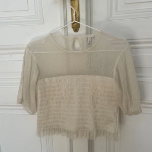 Blus  - Blus i spets/mesh💓 fint skick, krämfärgad.