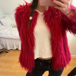 Pälsjacka - Röd pälsjacka från Zara Girls i storlek 11-12 år. Den är från barnavdelningen men passar ändp mindre vuxen storlekar💗