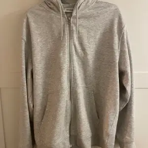 Weekday zip hoodie standard i storlek L. Inga defekter alls och tröjan är knappt använd. Den är i nyskick. Priset går att diskutera vid snabb affär.