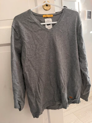 Gray Zara sweater - Cute knitwear in great condition. Size 164, but fits a little bigger. Price can be discussed.