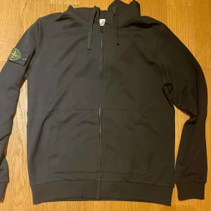 Stone Island Tröja - Helt ny Stone Island Zip hoodie! För frågor skriv privat!