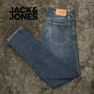 Ett par Jack & Jones jeans i en riktigt snygg blå färg med ett fint skick, modellen är Slim/Glenn, storlek W30 L32🤩. Kontakta för fler bilder eller vid några funderingar🙌.