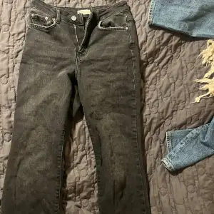 Midrise/lowrise jeans från Gina. Börjar bli för små för mig. Väldigt fina. Fransiga slut som du ser på bild tre!🌸400-500 kr org. 