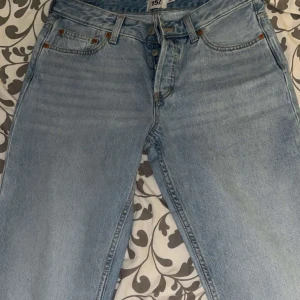 Jeans  - Low Rise, straight leg, storlek M aldrig använda. Original pris 400kr. Säljer för 250kr plus 50kr frakt 