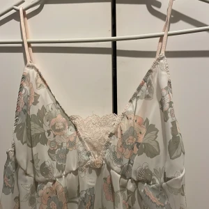 Spets Linne - Denna söta spets linne från H&M men köpt på humana används tyvärr inte och letar efter en ny ägare. Står strlk M men passar även S 💕