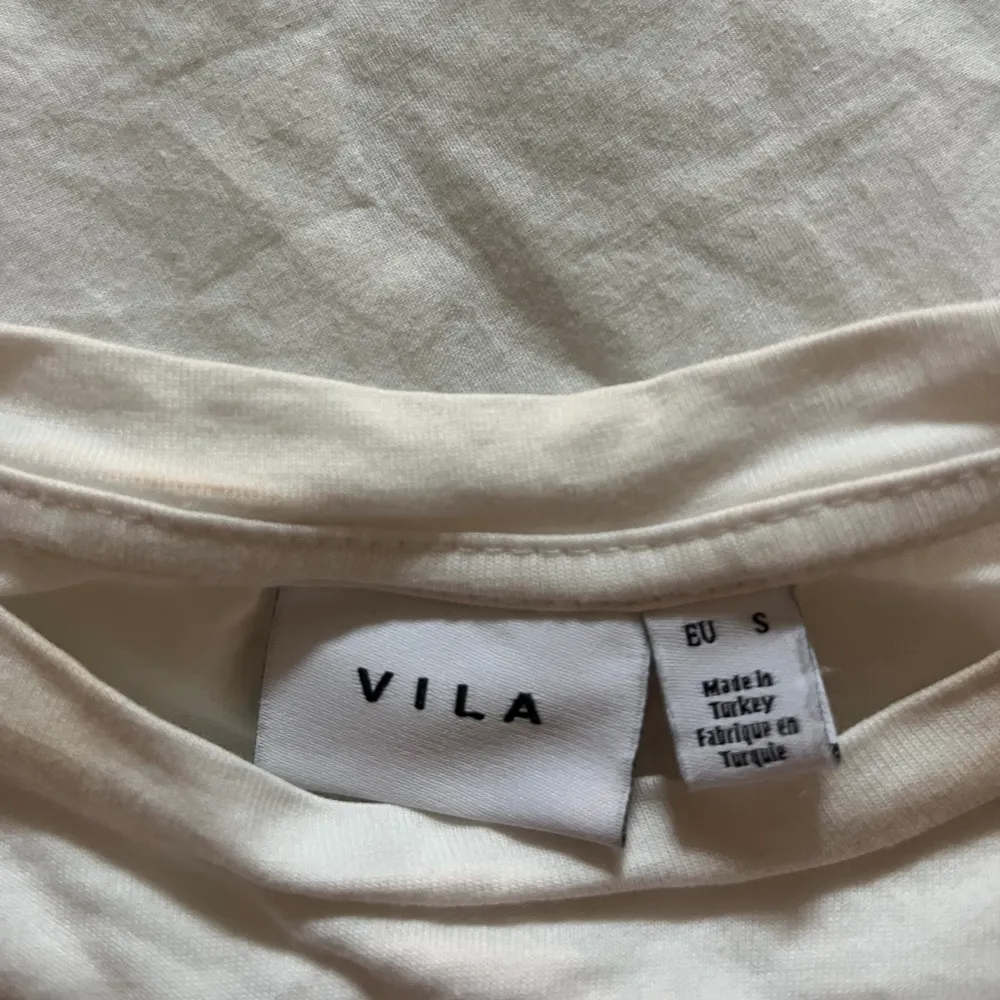 Säljer denna t-shirten från VILA, endast använd en gång! Den är i toppen sick och ser helt ny ut. Hör av dig om du har några frågor!💘. T-shirts.