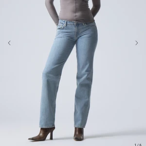 arrow low jeans från weekday - säljer nu mina knappt använda arrow low jeans i en ljusblå färg för de ej kommer till användning! om ni vill ha mer bilder på jeansen kan ni skriva till mig privat💕 köpta för ca 600 säljer för 250 inkl frakt!