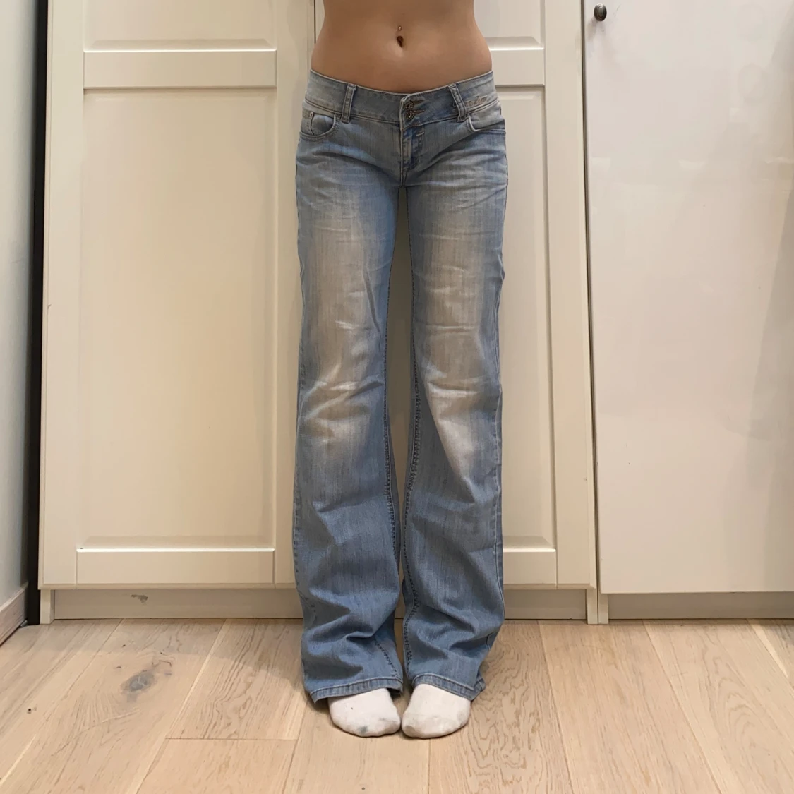Lågmidjade bootcut jeans💕 - 90