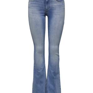 Intresse koll på dessa så snygga only jeans, säljer bara vid ett bra pris!🩷 De är i storlek xs med längden 30, och är lite långa på mig som är ca 157