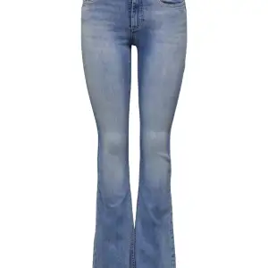Intresse koll på dessa så snygga only jeans, säljer bara vid ett bra pris!🩷 De är i storlek xs med längden 30, och är lite långa på mig som är ca 157
