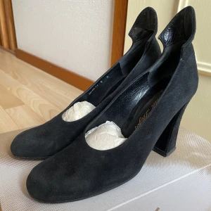 Karl Lagerfeld Pumps - Svarta suede pumps med rundad tå från Karl Lagerfeld. I fint skick utan defekter. Gjorda i Frankrike i äkta läder. Står ingen storlek i, men skulle uppskatta stlk 37.
