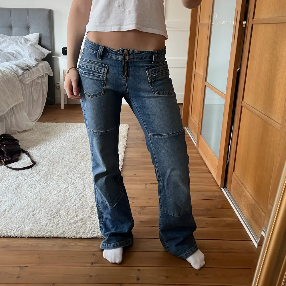 Lågmidjade jeans med coola detaljer. Jeans & Byxor.