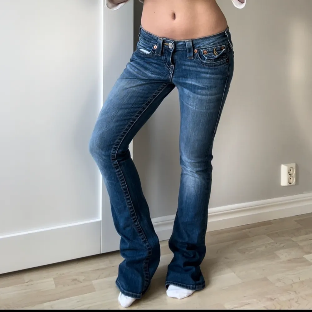 Super snygga True Religion jeans! Dem är i nyskick, inga defekter. Innerbenslängd 82cm Midjemått tvärsöver 38cm . Jeans & Byxor.
