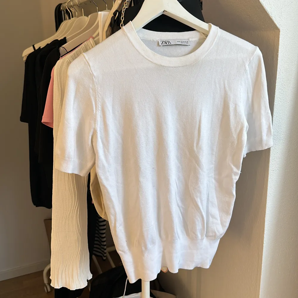Trendig vit stickad t-shirt ifrån zara som är slutsåld. Har inga skador eller liknande och använd fåtal gånger❤️❤️. Toppar.