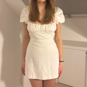 Vit klänning med puffärmar och öppen rygg - Somrig Vit klänning med puffärmar och snörning i ryggen! Från Zara Priset kan diskuteras💓