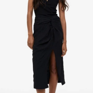 Svart kjol med slits🌸🌸 - Säljer denna otroliga kjolen med slits o h knytningsdetaljer från hm❤️köpt för ca 2 år sedan men endast använd 1 gång! Kjolen finns ej på hemsidan längre, därav har kjolen på bilden prickar på sig, men de är exakt samma modell!