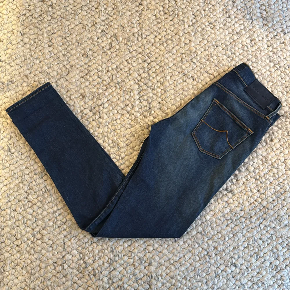 Tja! Jacob Cohën jeans| storlek 31 | nypris ca 6000kr | mitt pris 1199kr | skick: 9,5/10 använda extremt sparsamt(utan tags)| hör av dig vid minsta lilla fråga eller fundering!. Jeans & Byxor.