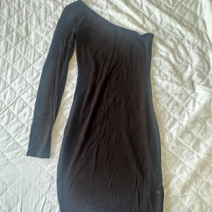 Klänning  - En svart klänning väldigt stressigt material, den är i storlek Xs men jag som har storlek M får på mig den!